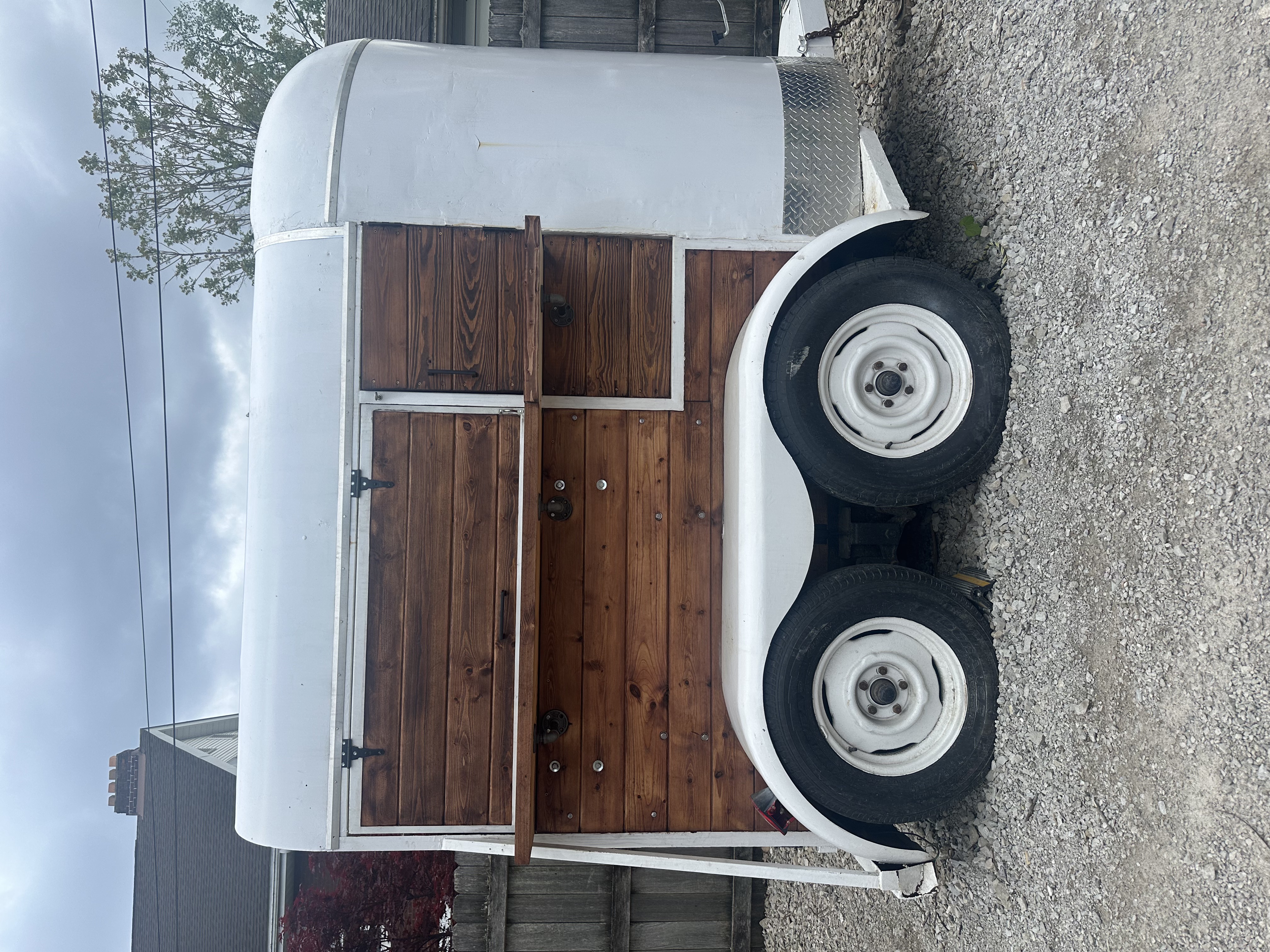 Bar trailer closed